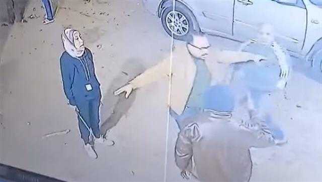 «بعد ظهورها بسنجة».. التحقيق مع بطلة فيديو التعدي على صاحب محل في حلوان