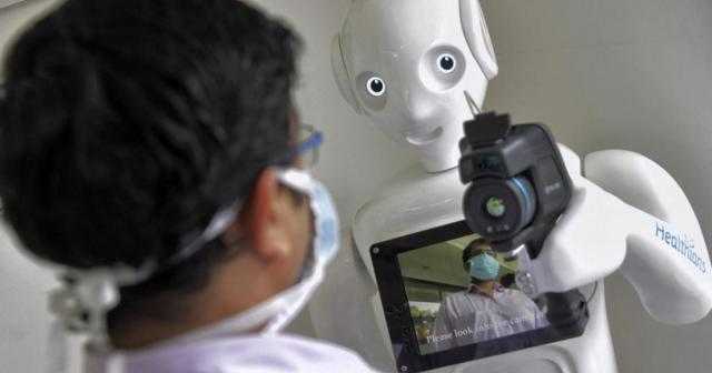 شاهد.. روبوت يُجري أول عمل جراحي بالمنظار بأداء أفضل من البشر