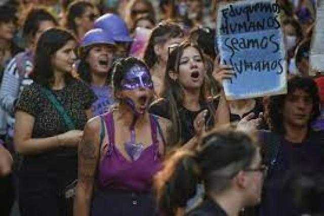 بعد تعرض سيدة لاغتصاب جماعي.. آلاف النساء يتظاهرن في أوروجواي