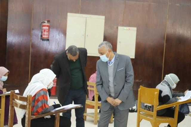 لفتة إنسانية لرئيس جامعة جنوب الوادي خلال امتحانات الفصل الدراسي الأول
