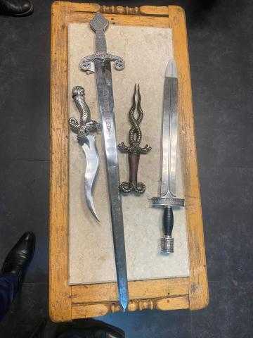 إحباط محاولة تهريب 4 خناجر وسيوف وصواعق بمطار القاهرة