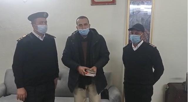 «شرطة النقل» تعيد حقيبة بداخلها أموال فقدها مواطن داخل قطار الإسكندرية