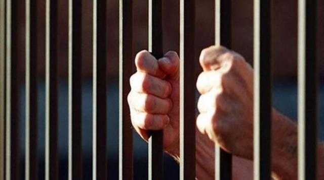 حبس 3 طلاب جردوا فتاة من ملابسها في مايو