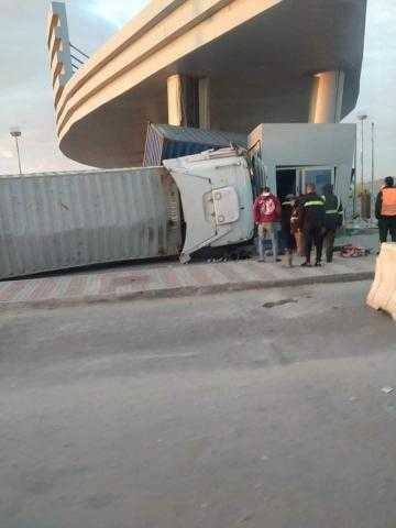 «تريلا» تصطدم بغرفة تحصيل كارتة أعلى الأوسطي وإصابة السائق