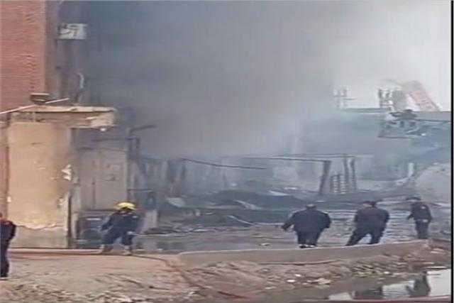 المعمل الجنائي يعاين موقع حريق نشب في مصنع ملابس بشبرا الخيمة