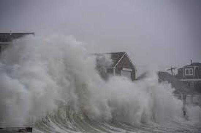 إعصار يضرب شرق أمريكا ويتسبب في إيقاف حركة الطيران