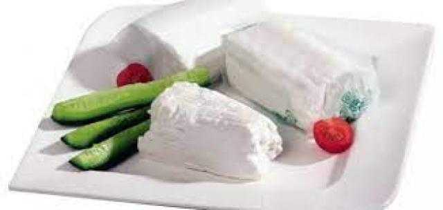 تسبب مرض خطير.. خبيرة تغذية تحذر من تناول الجبن القريش