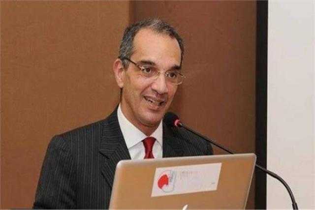 وزير الاتصالات يستعرض أمام السيسي مشروعي إنتاج الحاسبات اللوحية وكابلات الألياف الضوئية