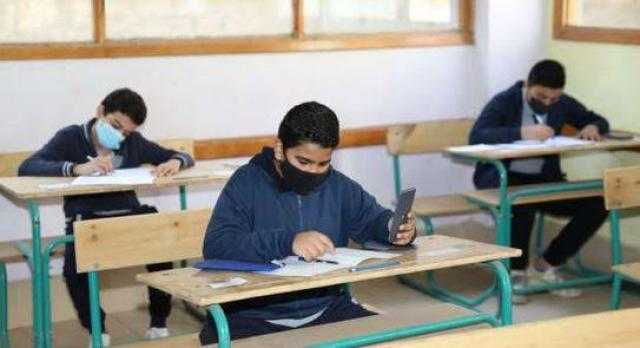 بكاء طلاب إعدادية الإسماعيلية بسبب لصعوبة امتحان اللغة الإنجليزية..صور