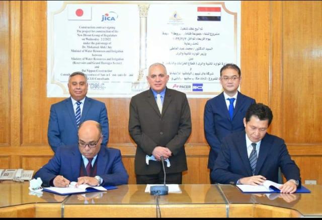 وزير الري الدكتور محمد عبدالعاطي خلال التوقيع