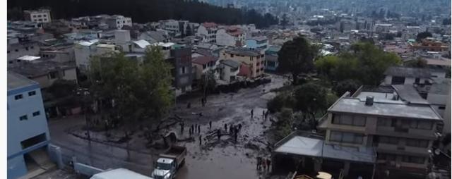 «22 قتيلًا».. مشاهد مفجعة توثق انهيار الأرض في الاكوادور