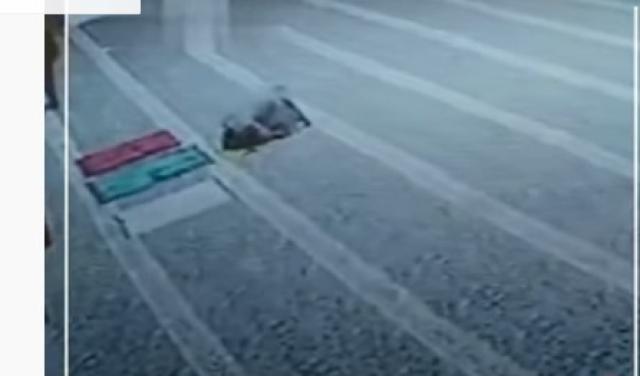 شاهد.. وفاة مسن لحظة سجوده داخل مسجد