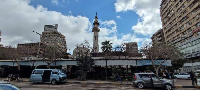 انتظار جثمان المخرج جلال الشرقاوي أمام مسجد مصطفى محمود.. فيديو