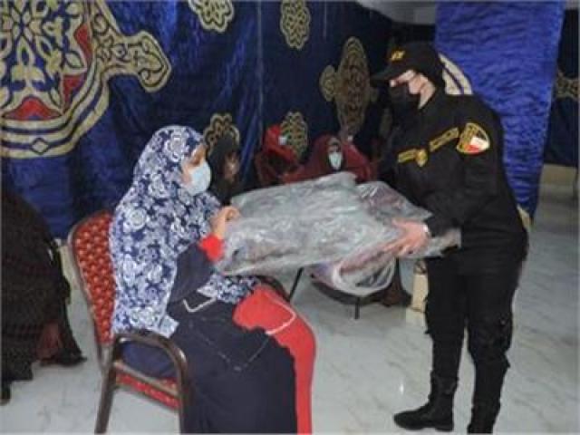 توزيع المساعدات على المواطنين
