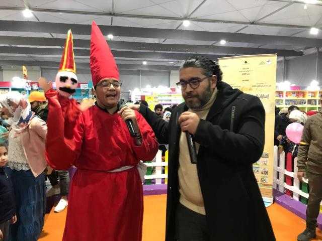 بالصور.. معرض الكتاب يستضيف أول لاعب «أراجوز » من ذوي القدرات الخاصة