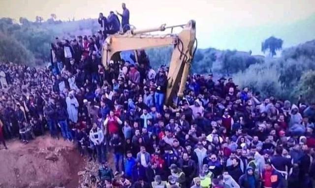  احتشاد اعداد كبيرة من المواطنين بمكان الحادث