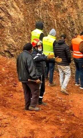 عاجل.. خروج “عمي علي” وفرق الحفر ودخول فرقة طبية لإخراج الطفل ريان