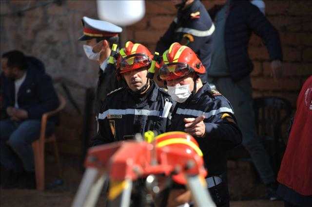 سيارة إسعاف تتقدم إلى مكان الطفل ريان.. ووالده يصعد إلى السيارة