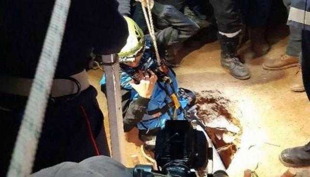 عاجل.. طبيب إنعاش يدخل إلى حفرة الطفل المغربي ريان