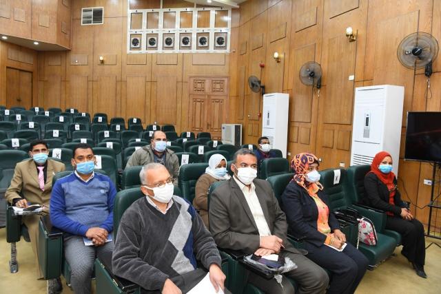 محافظ قنا يلتقي الفائزين بمسابقة رؤساء القرى.. ويوصي بحسن معاملة المواطنين