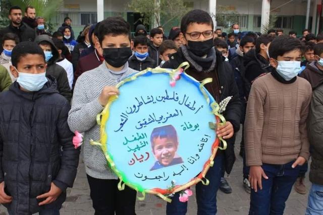 مجموعة من الأطفال في غزة  يصلون على روح ريان