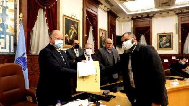 بعد تقنين أوضاعهم.. تسليم 21 عقدًا لمستثمري شق الثعبان