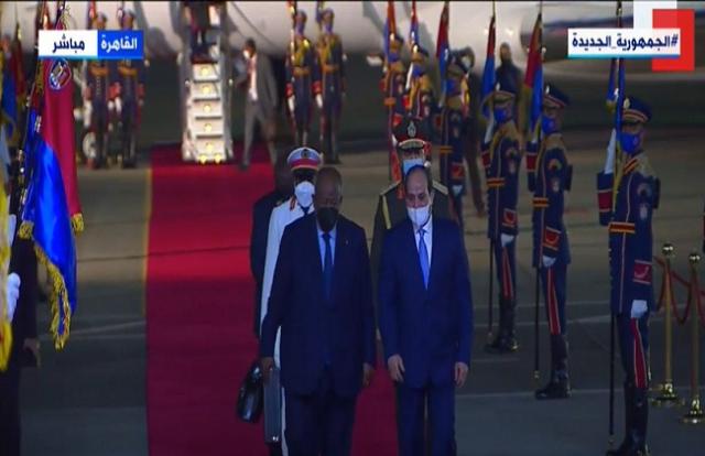 شاهد.. مراسم استقبال الرئيس السيسي لنظيره الجيبوتي لدى وصوله القاهرة