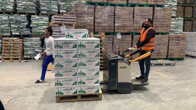 الأورمان تستعد لشهر رمضان بتعبئة 250 ألف كرتونة مواد غذائية