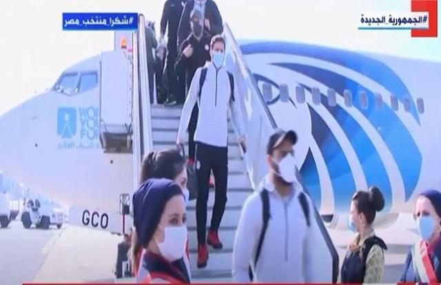 الحزن يسيطر على الفراعنة عند وصولهم لأرض الوطن بعد خسارة اللقب الإفريقي.. فيديو