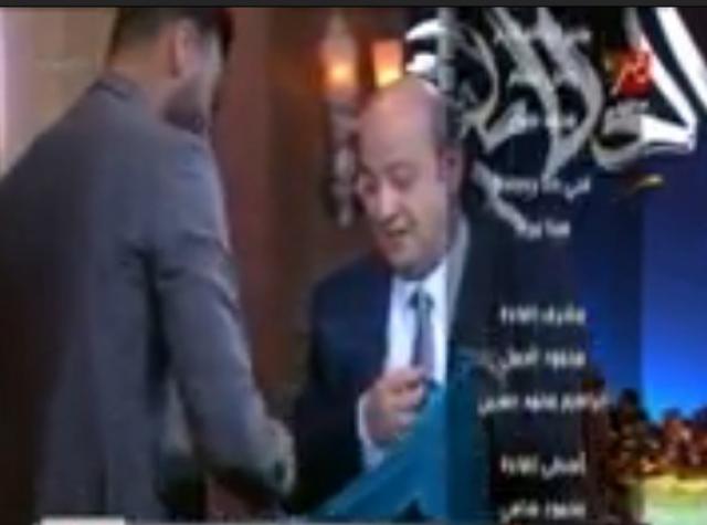 عمرو أديب يطلب من أبوجبل التوقيع على القميص الخاص بمنتخب مصر