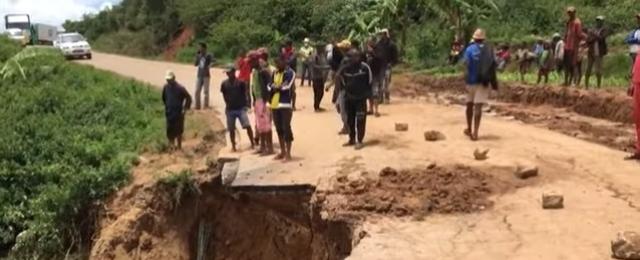 خلف 20 قتيلًا.. لقطات حية لإعصار قوي يضرب مدغشقر