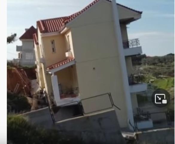 مشاهد مفجعة.. انهيار أرضي يبتلع المنازل في اليونان - فيديو