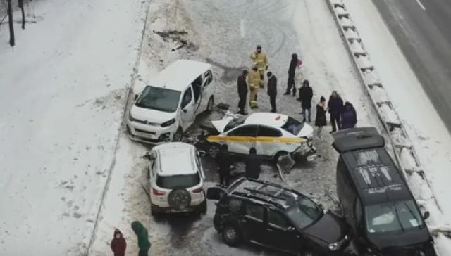 اصطدام 30 سيارة بسبب الجليد في روسيا - فيديو