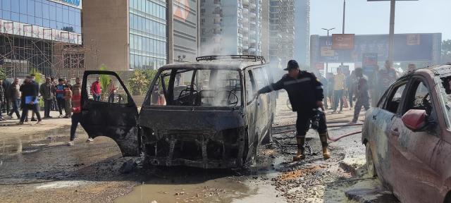 اشتعال النيران في سيارتين على كورنيش المعادي.. صور