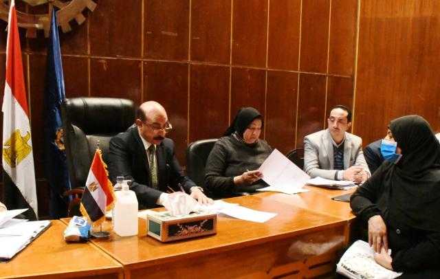 سداد ديون وعلاج على نفقة الدولة.. محافظ أسوان يلبي احتياجات 35 مواطنًا