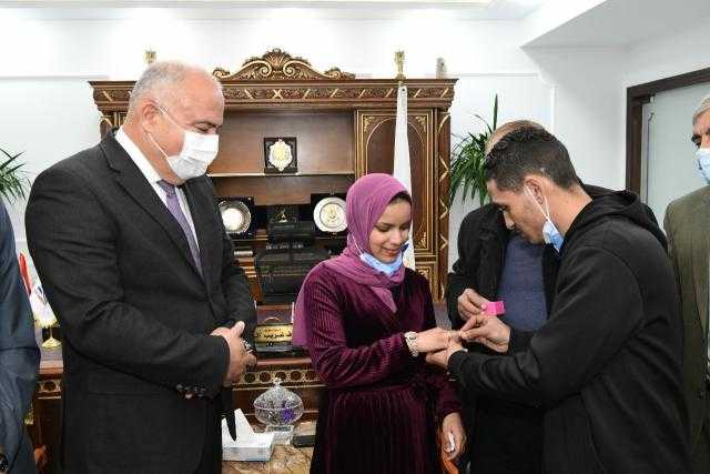 بمكتبه.. محافظ قنا يشهد خطوبة ثالث فتاة من دار الرحمة بنجع حمادي