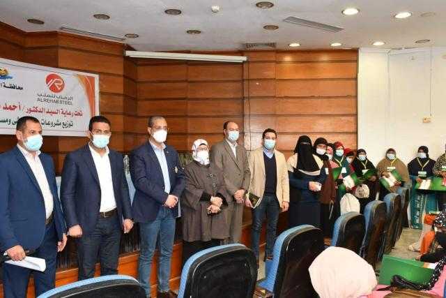 محافظ الفيوم يُسلم مساعدات مالية للعرائس اليتيمات