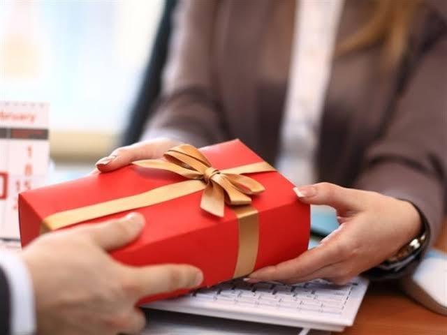 الأزهر: حصول الموظف على هدية نظير عمله حرام