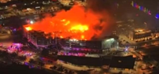 لمدة 4 ساعات.. حريق هائل يلتهم مبنى سكني بولاية أمريكية