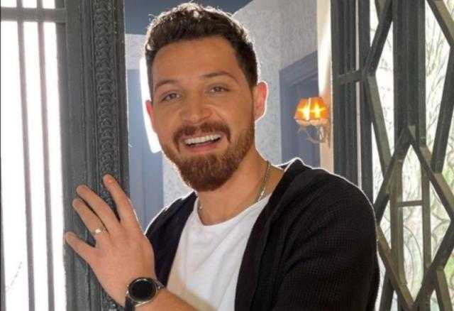 محمود حجازي يشارك جمهوره بصورة من كواليس «أبو العروسة 3»