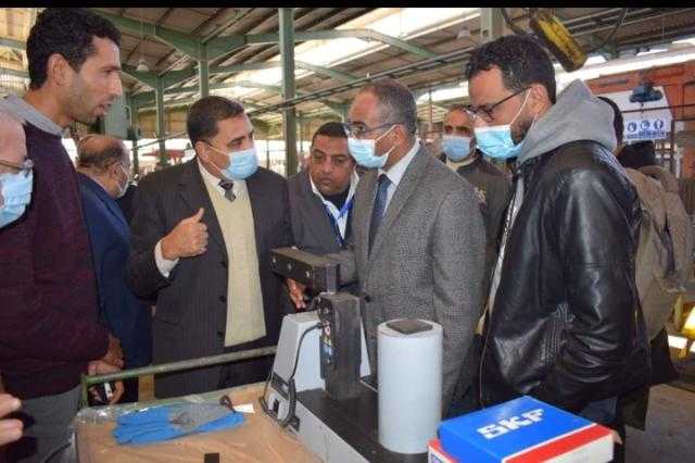 نائب وزير الإسكان يتفقد أول مصنع إنتاج طلمبات ومحركات مشروعات المياه والصرف بـ 6 أكتوبر