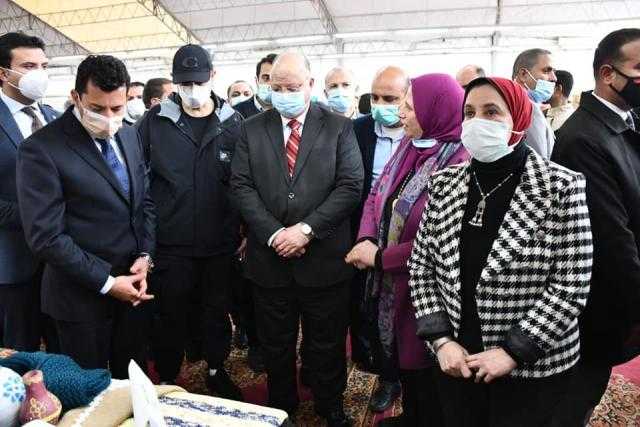 وزير الرياضة يفتتح معرضا للمنتجات اليدوية والتراثية بمركز التنمية الشبابية في الجزيرة