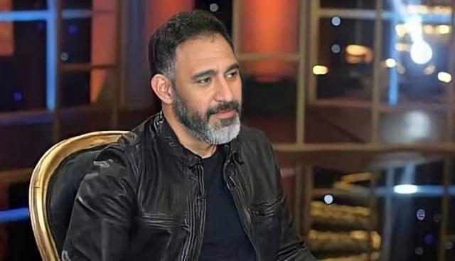 تامر حسني يقدم واجب العزاء لـ عمرو مصطفى في وفاة والدته