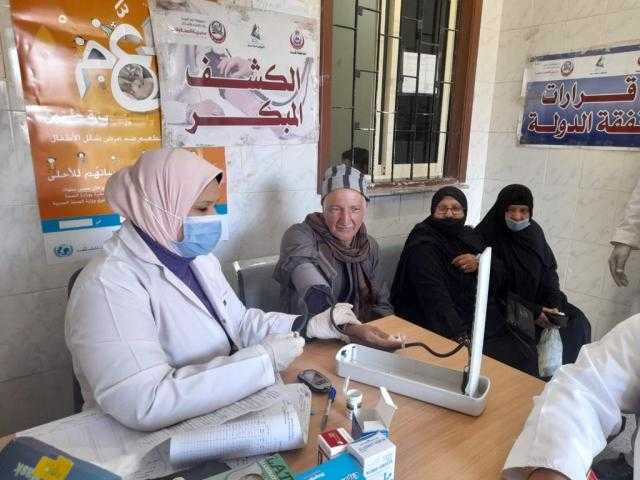 «صحة قنا» تفحص 785 مواطنا في قافلة مجانية ضمن «حياة كريمة»