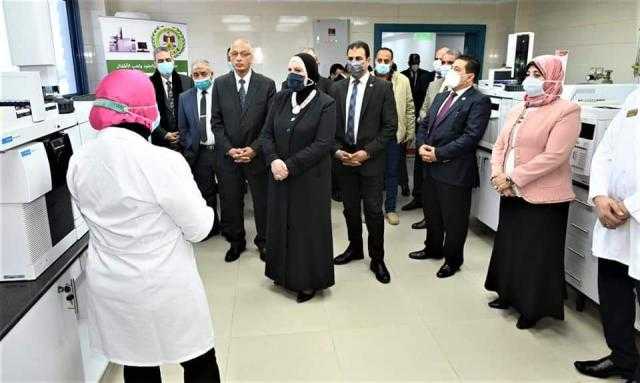 «الصناعة»: إنشاء معملين لفحص واختبار المنتجات البلاستيكية والورقية القابلة للتحلل