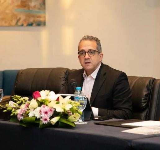 اجتماع موسع بين وزير السياحة والآثار ومجموعة من المستثمرين