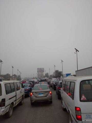 كثافات مرورية على دائري المريوطية بسبب انقلاب سيارة نقل محملة بالقصب