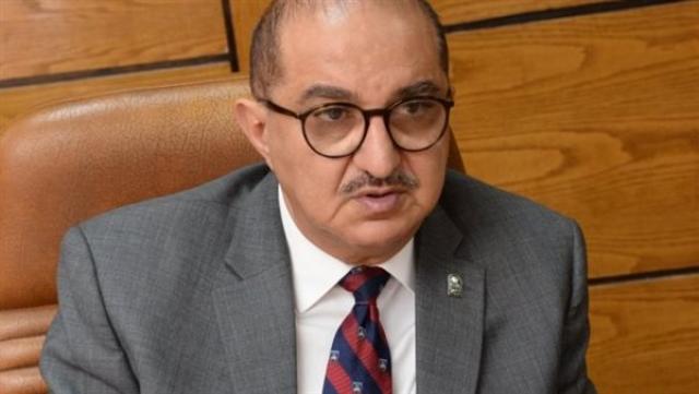 الدكتور وليد رياض ، الأستاذ بقسم جراحة العظام بجامعة أسيوط