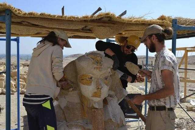 مسؤول بالآثار يوضح حقيقة الصور المتداولة لتمثال حتشبسوت - خاص