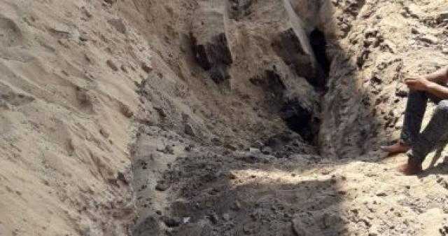 انتشال جثة عامل انهارت به حفرة صرف صحي في مركز الصف